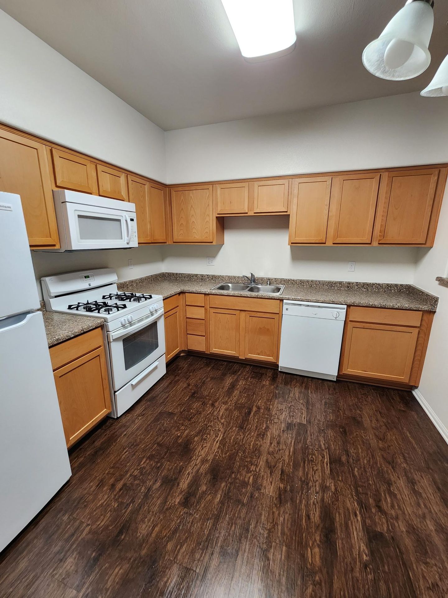 Imperial Apartment: 498 Treshill