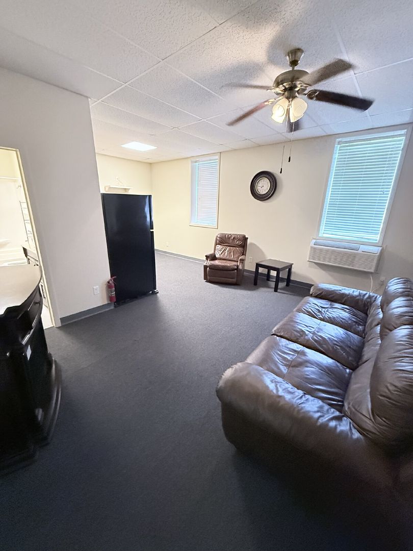 Drumright Apartment: 100 E Broadway St