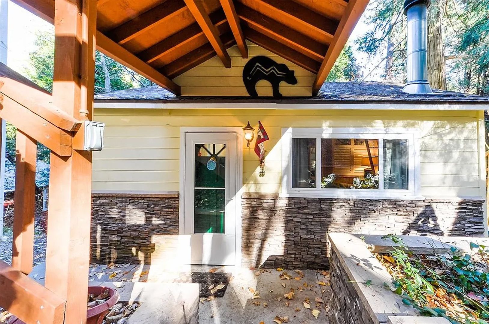 Crestline House: 743 Woodland Rd