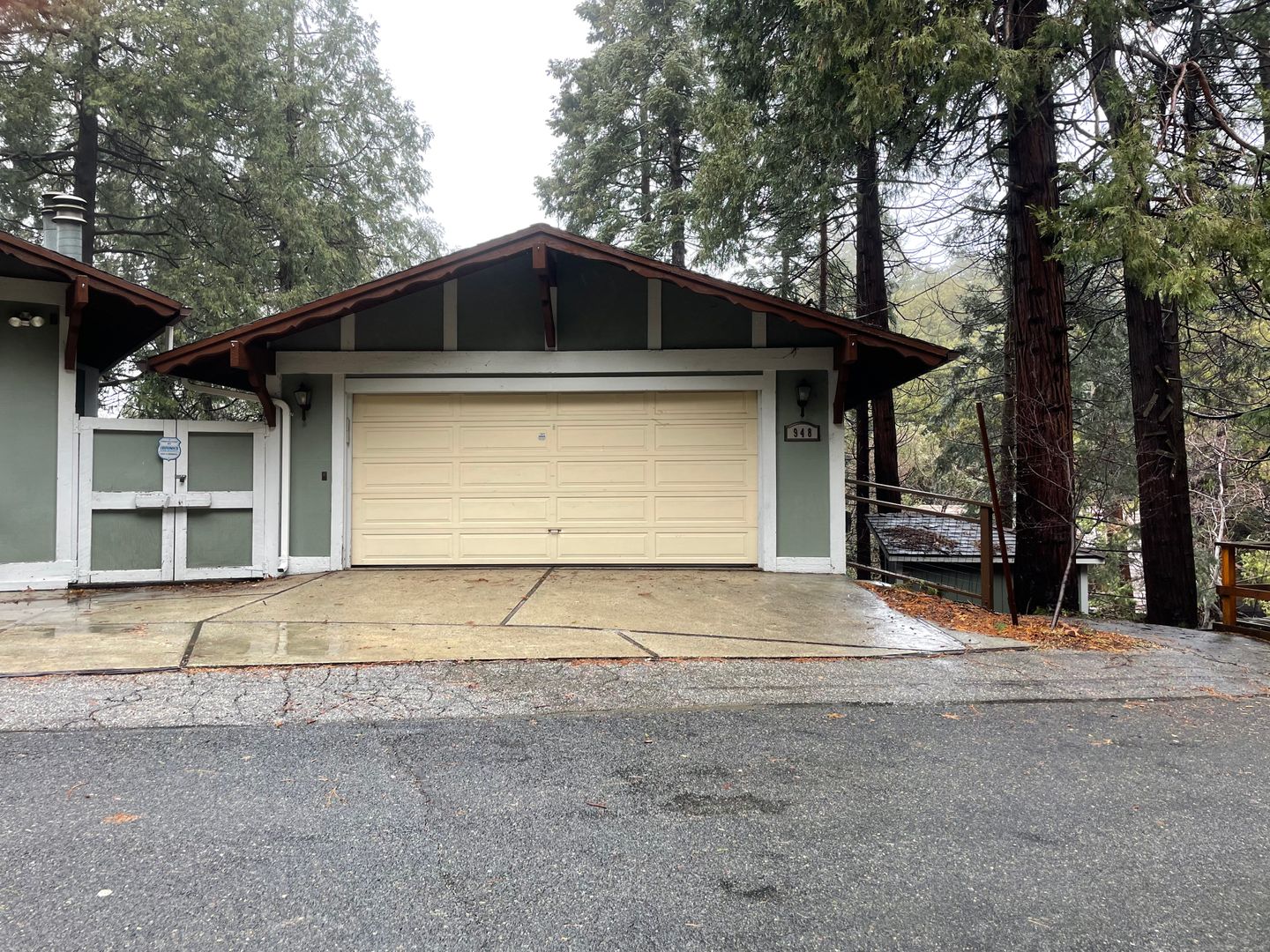 Crestline House: 948 Arbula