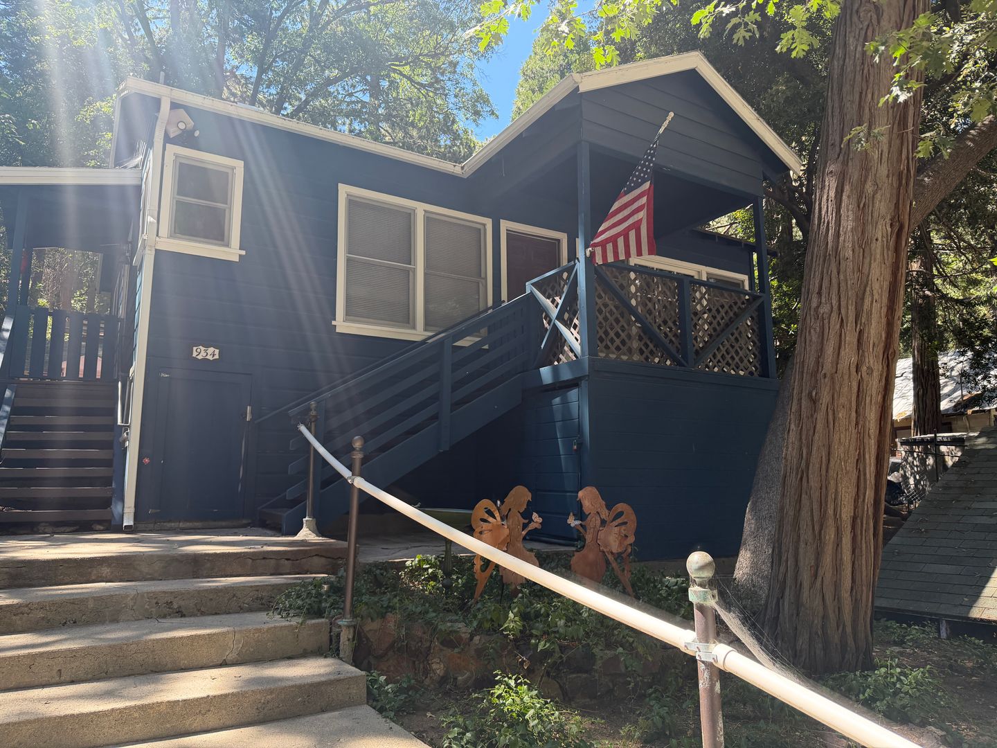 Crestline House: 934 Fern Dr