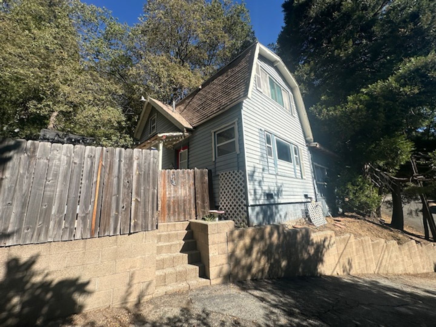 Crestline House: 482 Zuger Ct