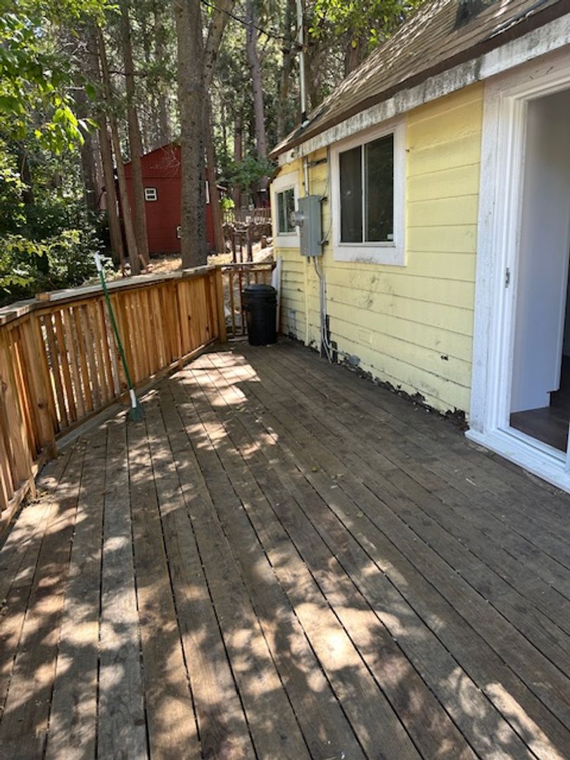 Crestline House: 25014 Moon Dr