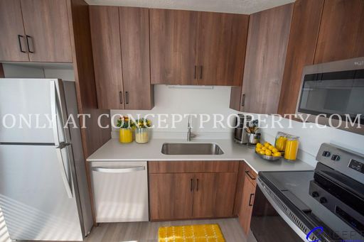 Experience Elevated Living — Spacious, Updated Apartment with Bay Windows, Luxury Finishes, and Exceptional Walkability – photo 1
