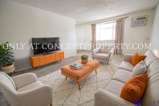 HALF OFF FIRST MONTHS RENT OAC! Top Floor Fantastic 2 Bed, 1 Bath apartment with a new Washer and Dryer, in a prime location! – photo 1