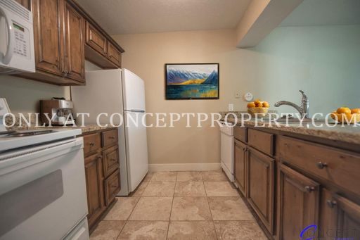 Beautiful 2 Bed 1 Bath Apt with Central AC and W/D Hookups!
