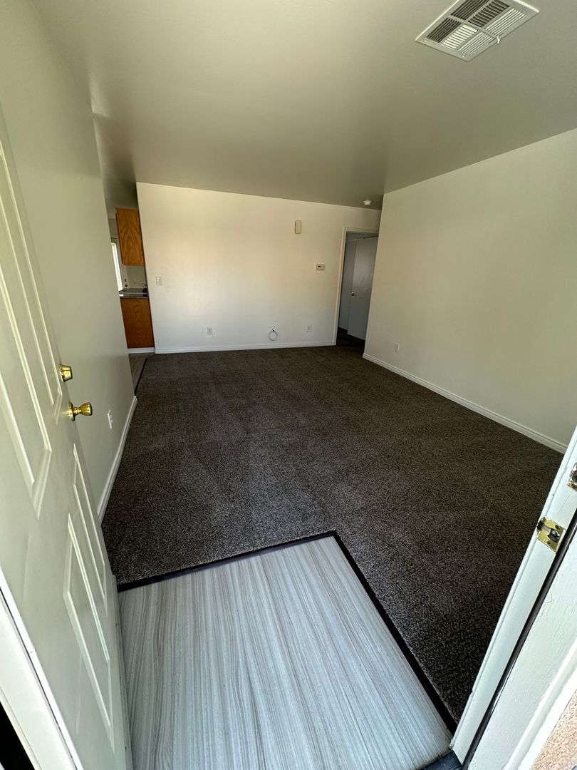 Bakersfield Apartment: 724 Greenwood Meadow