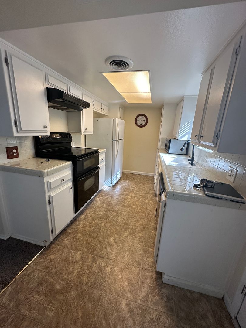 Bakersfield House: 3333 El Encanto Ct