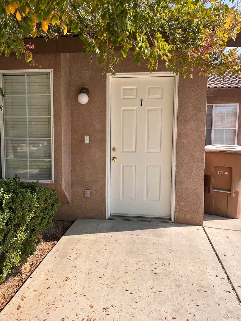 Bakersfield Apartment: 724 Greenwood Meadow