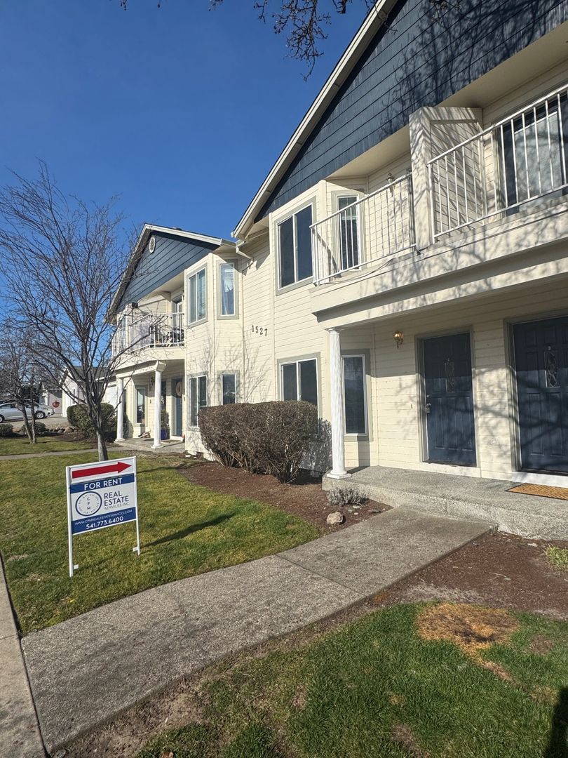 Medford Apartment: 1527 Hollyhock A-D