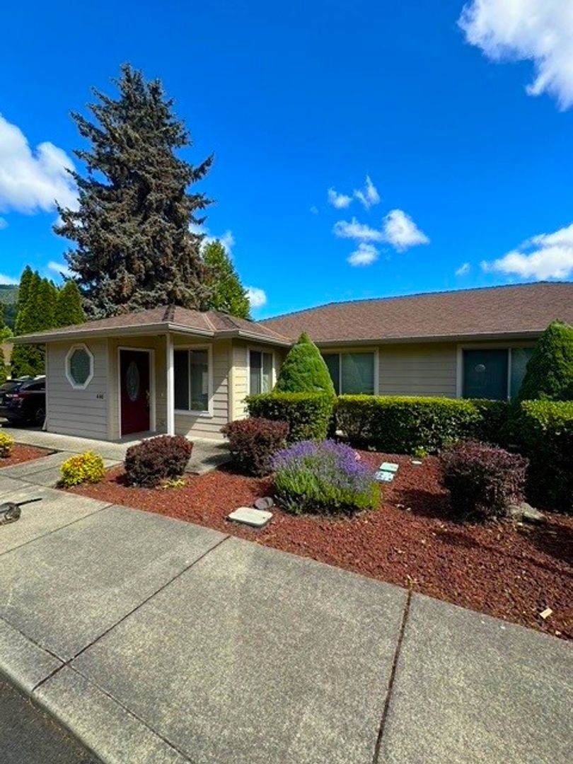 Rogue River Apartment: 440, 442, 444, 446, 448, 450, 452 Pine Street