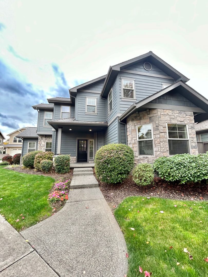 Ashland House: 454 Briscoe Place