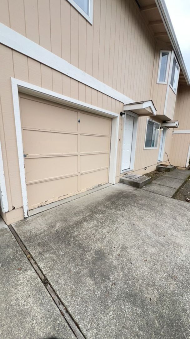 Grants Pass Apartment: 851 NE A Street #A-D