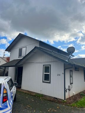 Lovely 3 bedroom, 2.5 bath home with laundry, near schools – photo 1