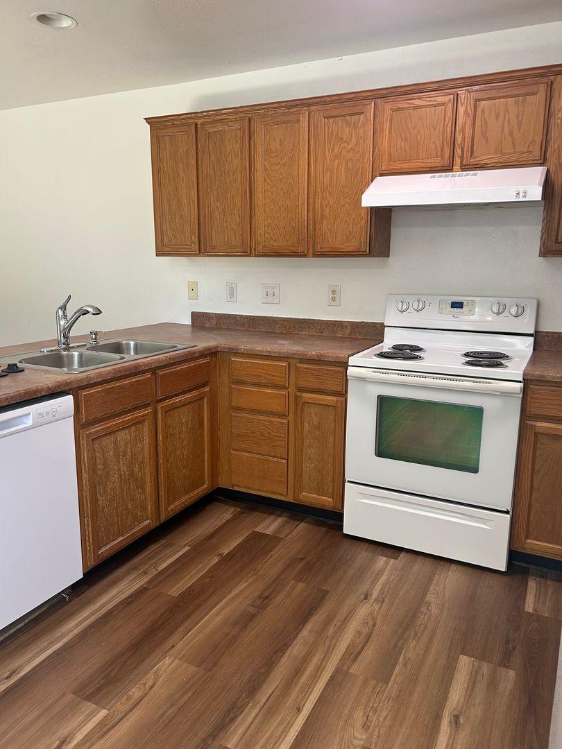 Medford Apartment: 2162 Crater Lake Ave #A-D