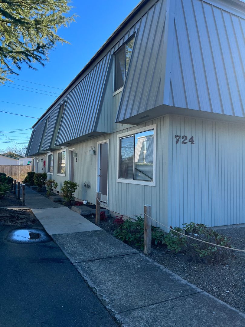 Central Point Apartment: 724(1-4)728 (1-4)Hazel