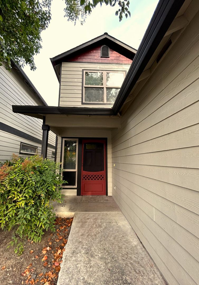 Central Point House: 165 Casey Way
