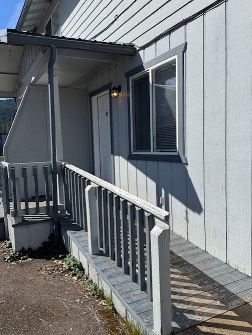 Butte Falls Apartment: 248 South St. #'s A1-C3