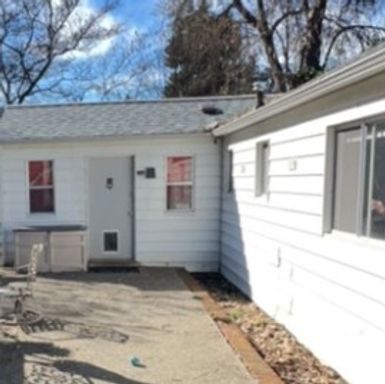 COUNTRY LIVING IN THE CITY 2BED 1BATH - washer/dryer hook-up, owner-paid water & sewer – photo 1