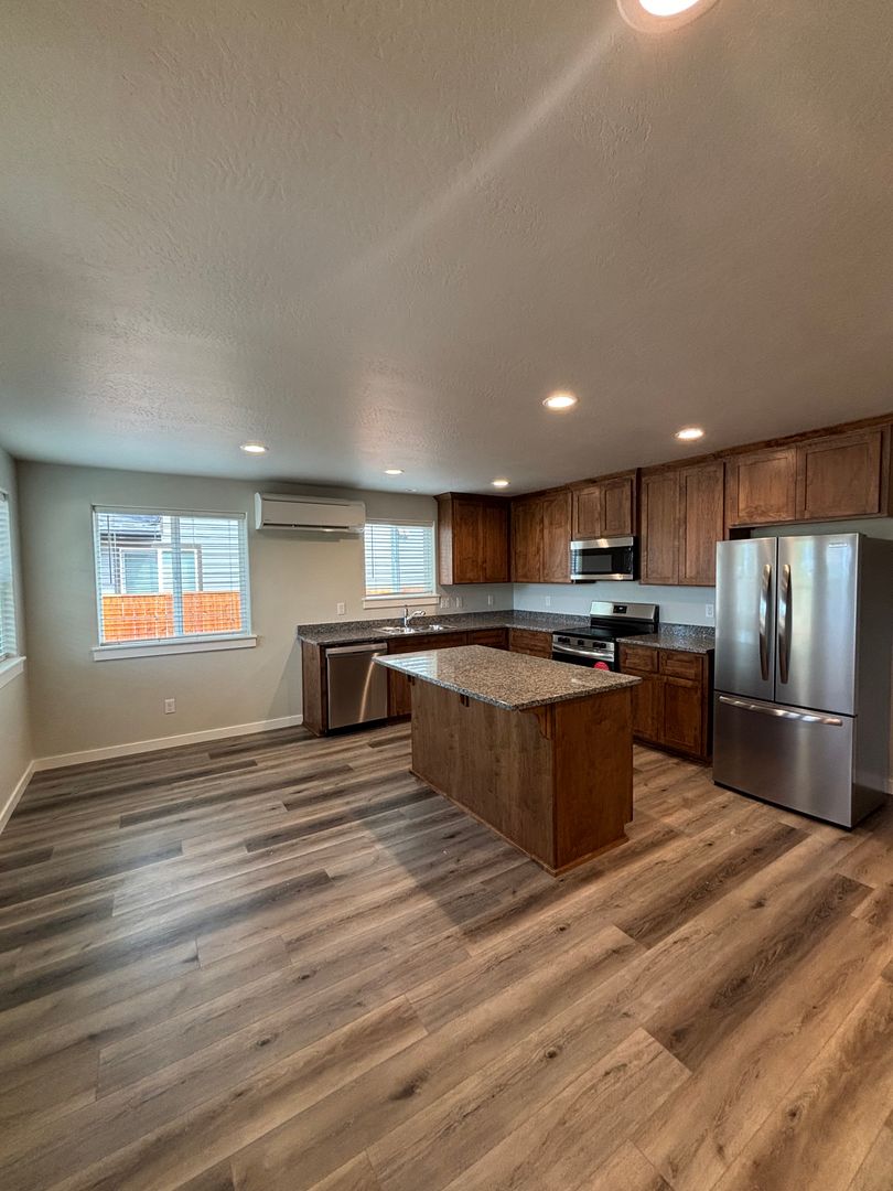 Central Point Apartment: 4738-4740 Gebhard Rd