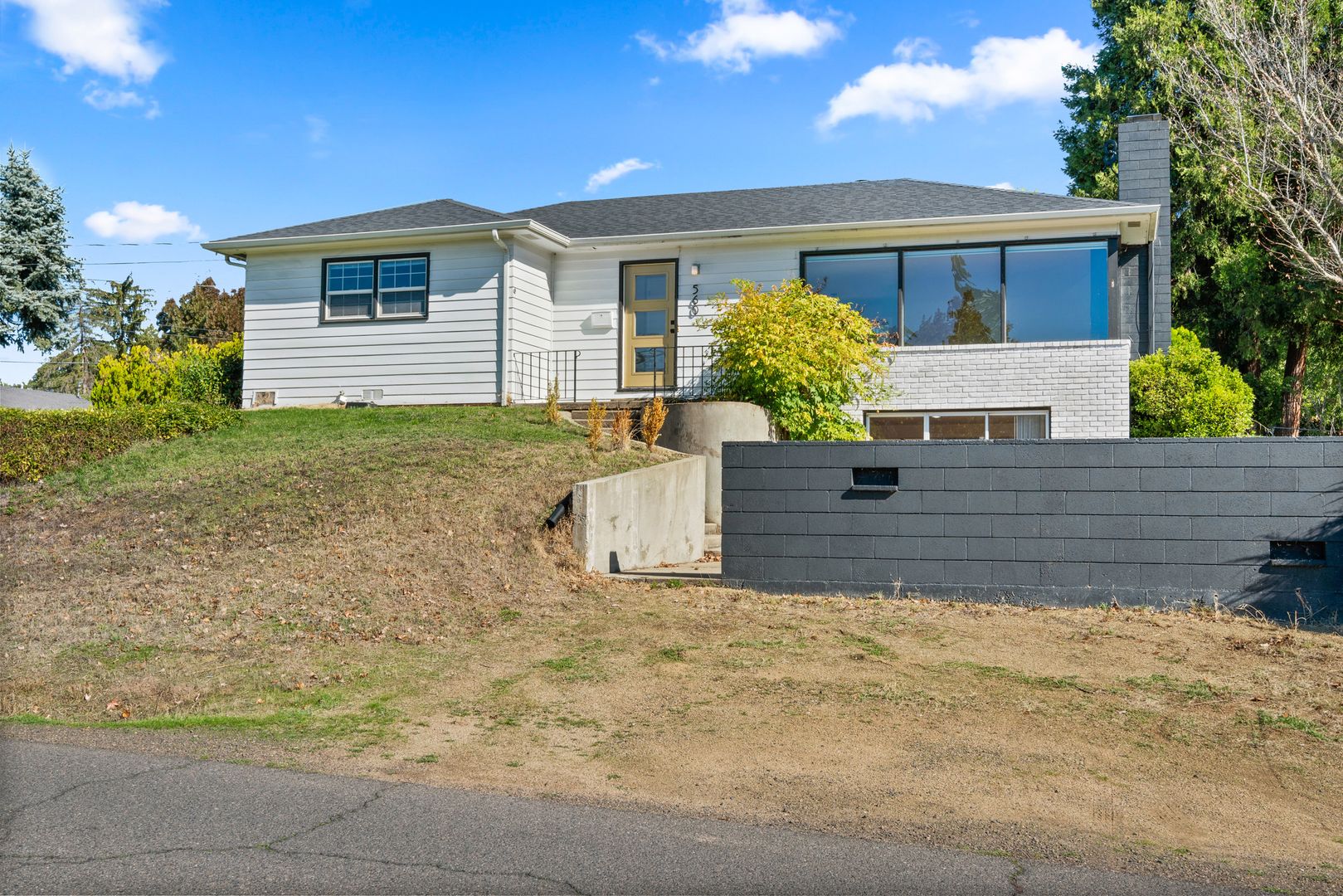 Medford House: 560 N Keene Way Drive