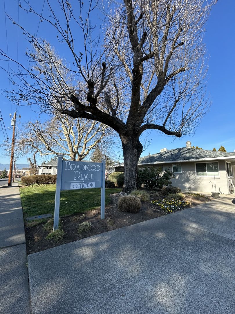 Medford Apartment: 1101 Woodrow Lane