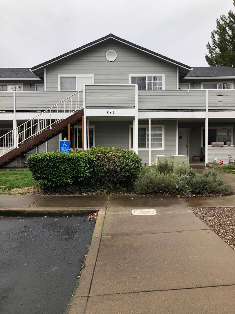 Medford Apartment: 885 Valley View #A-D