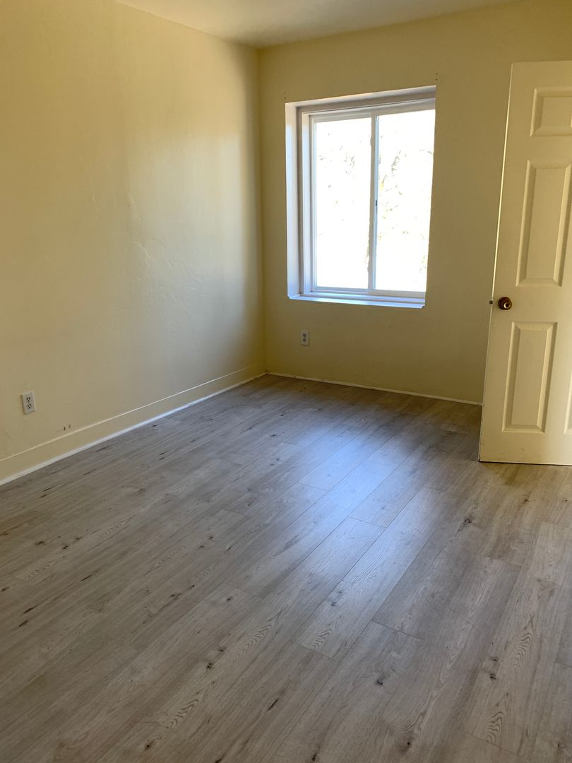 Glendale Apartment: 552 SE Pacific Avenue #1-10