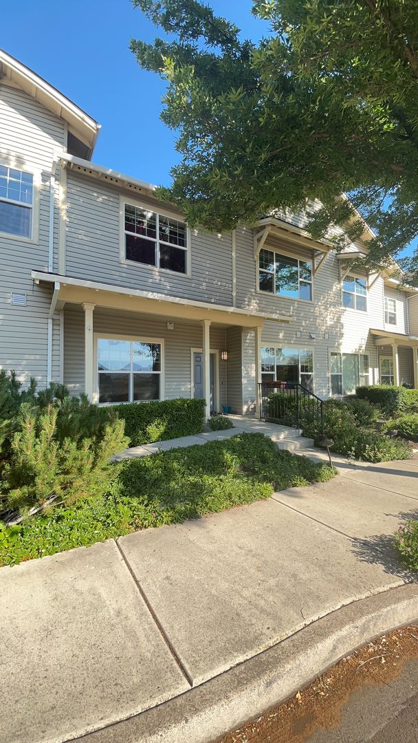 Ashland Condo: 816 Pavilion Place