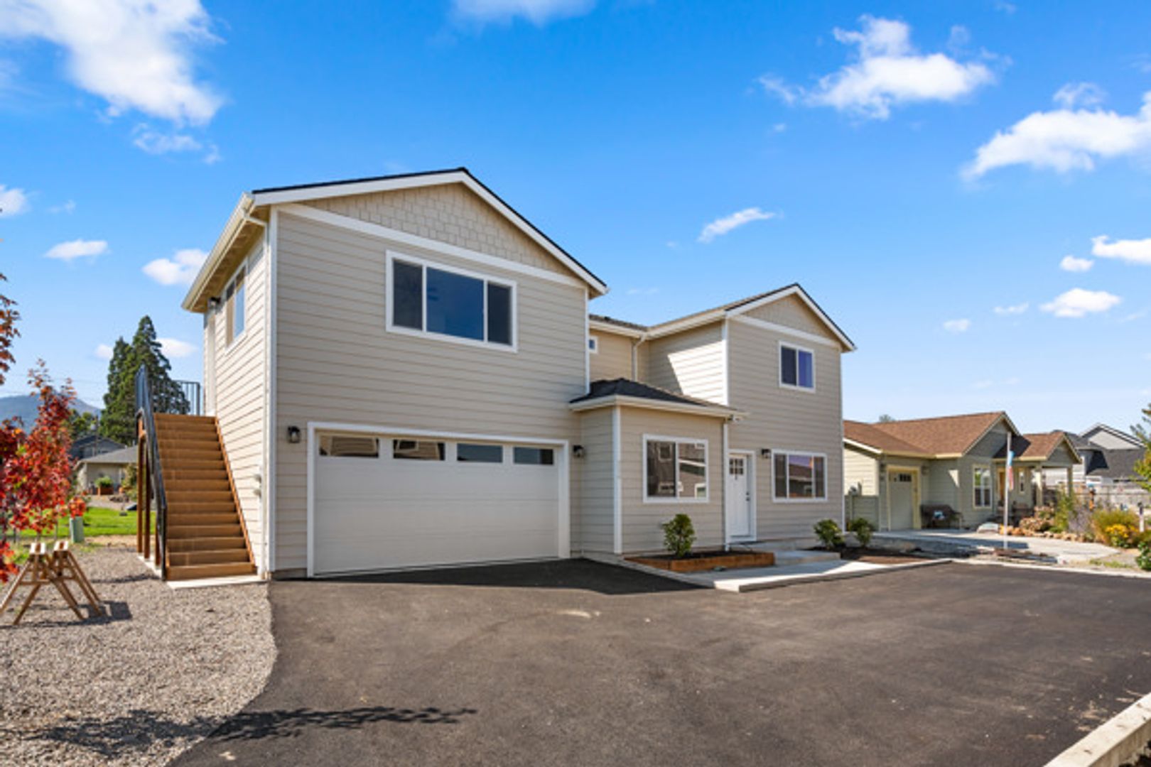 Talent Apartment: 322 & 326 Lithia Ave