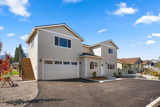 Brand New 3-bedroom 2.5-bathroom split level home in Talent, Oregon. – photo 1