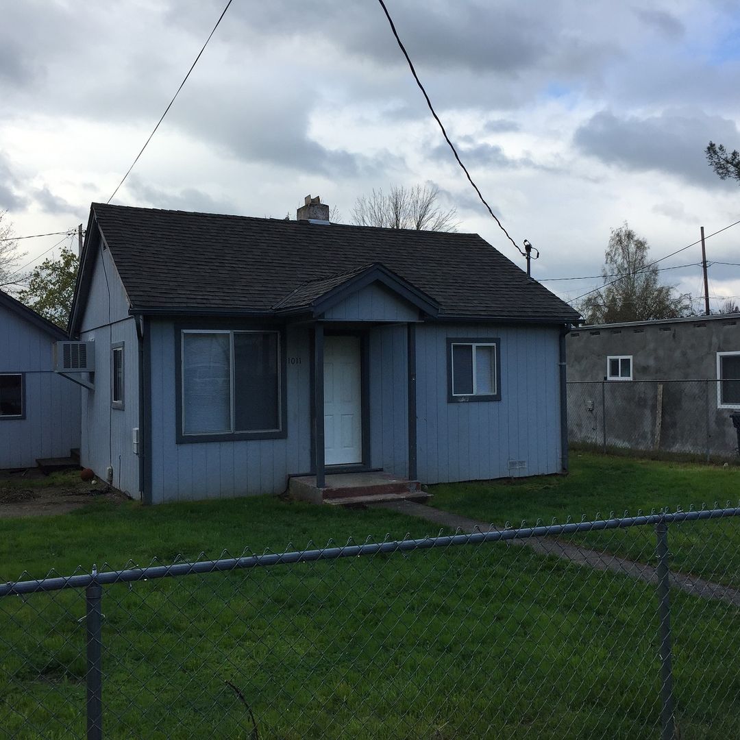 Grants Pass House: 1011 SW Isham