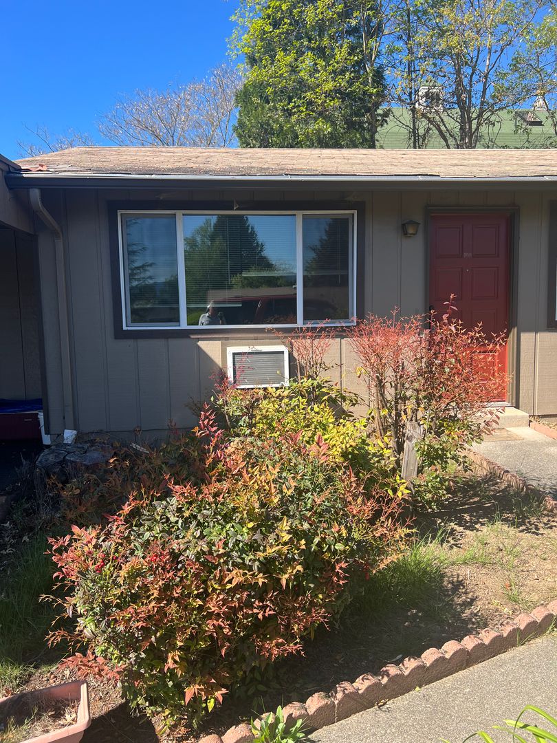 Grants Pass Apartment: 714-728 NE Savage