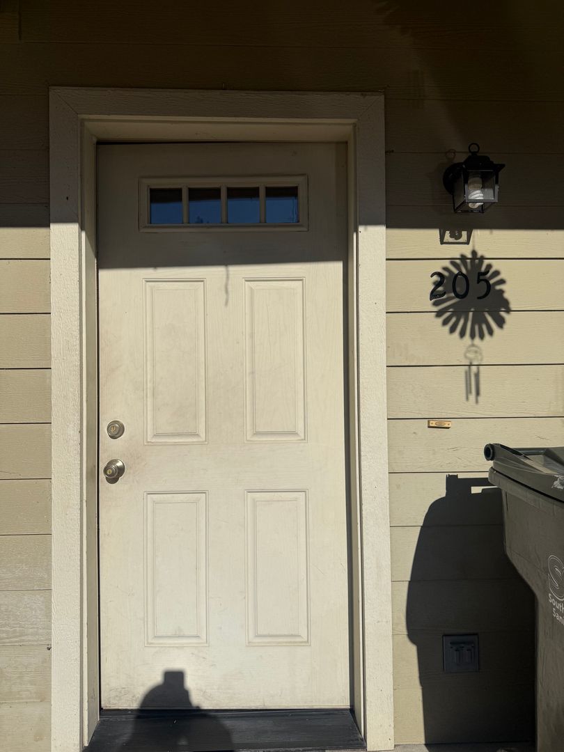 Rogue River House: 205 Madrone St.