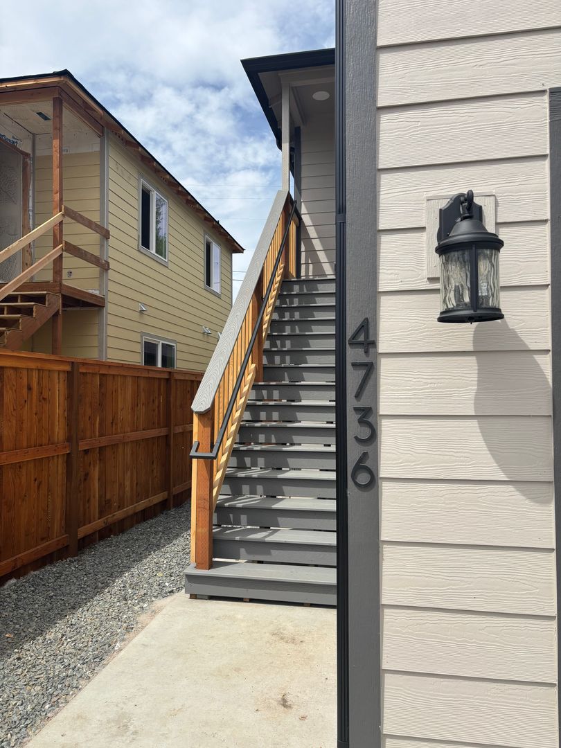 Central Point Apartment: 4734-4736 Gebhard Rd