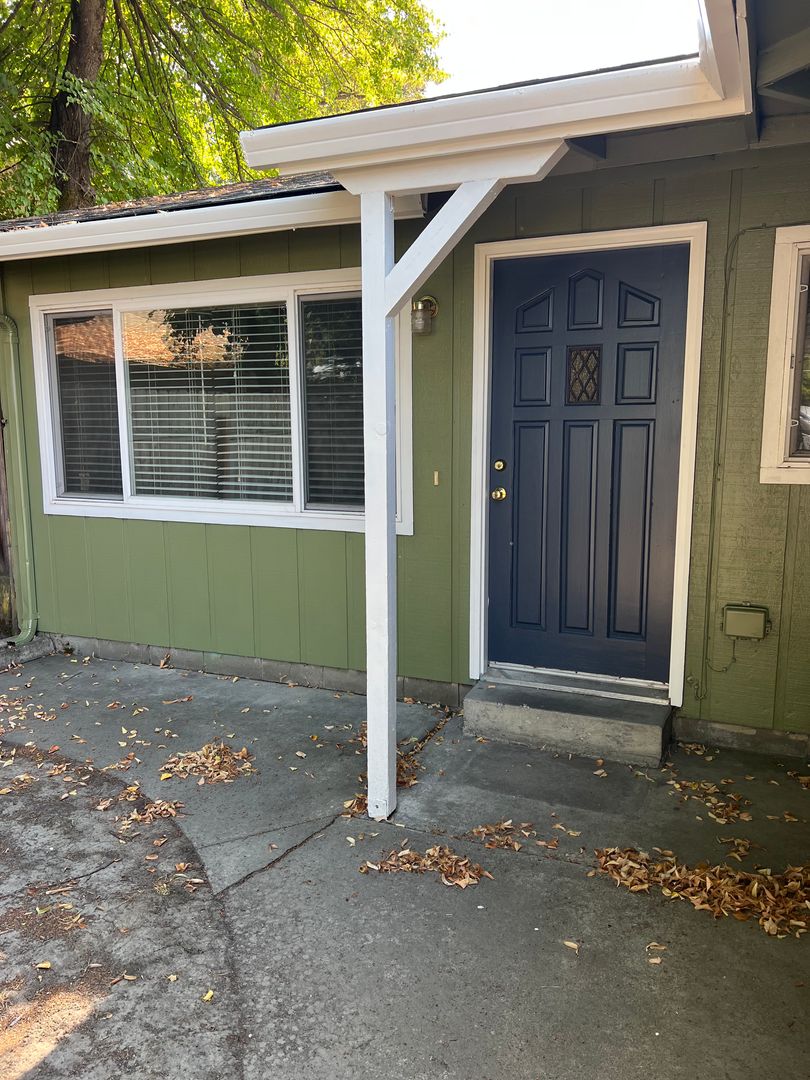 Grants Pass Apartment: 511 & 513 SE L Street