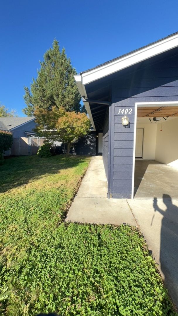 Grants Pass Multiplex: 1400/1402 SW Kokanee Ln