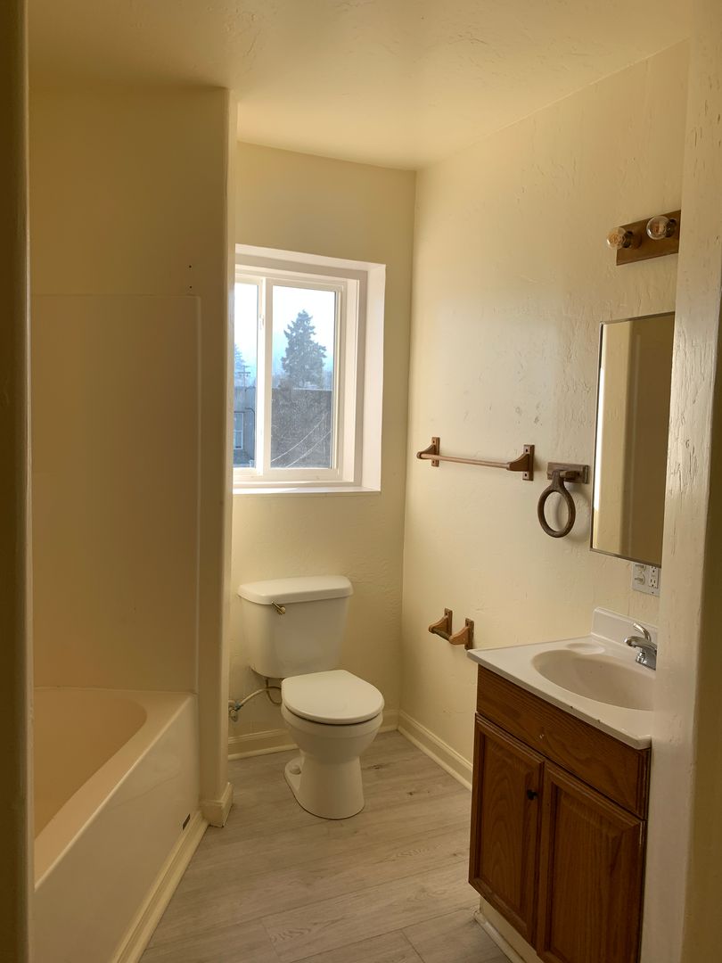 Glendale Apartment: 552 SE Pacific Avenue #1-10