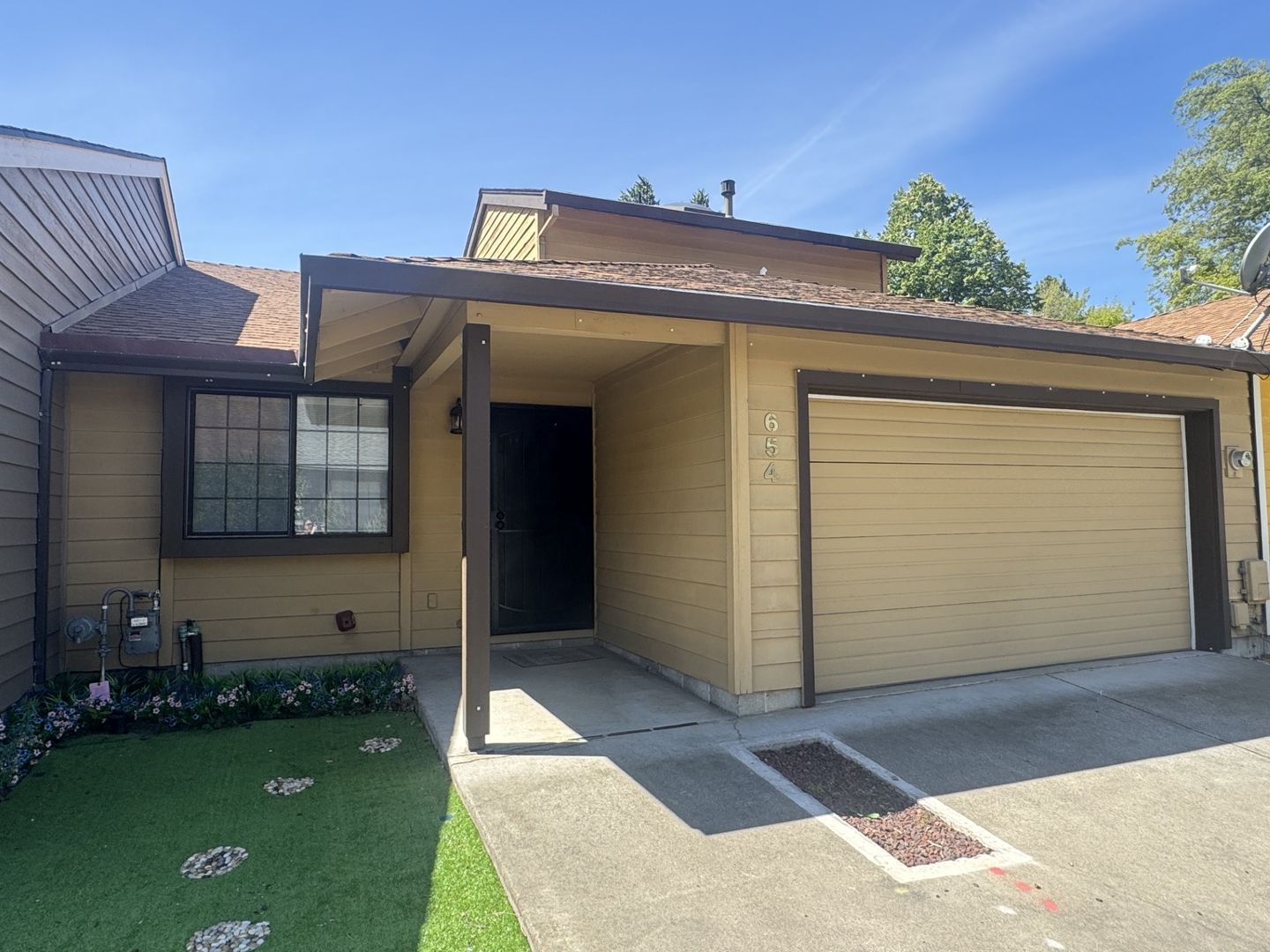 Medford House: 654 Golden Lane