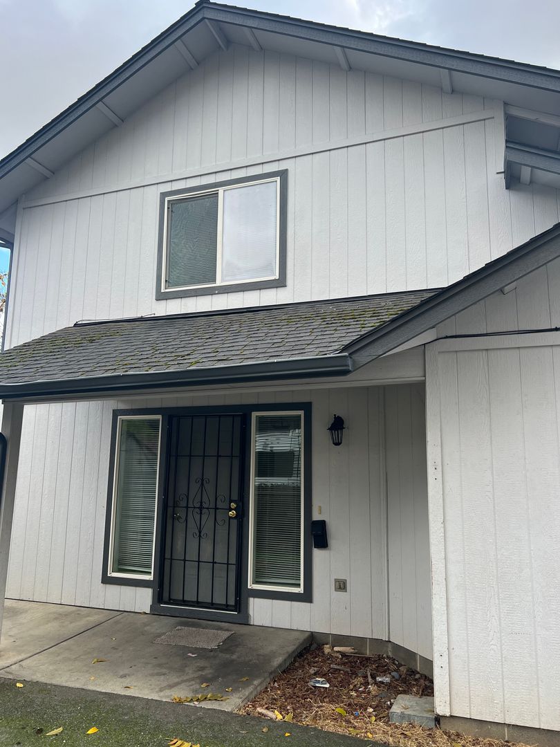 Grants Pass House: 231 NE School St.