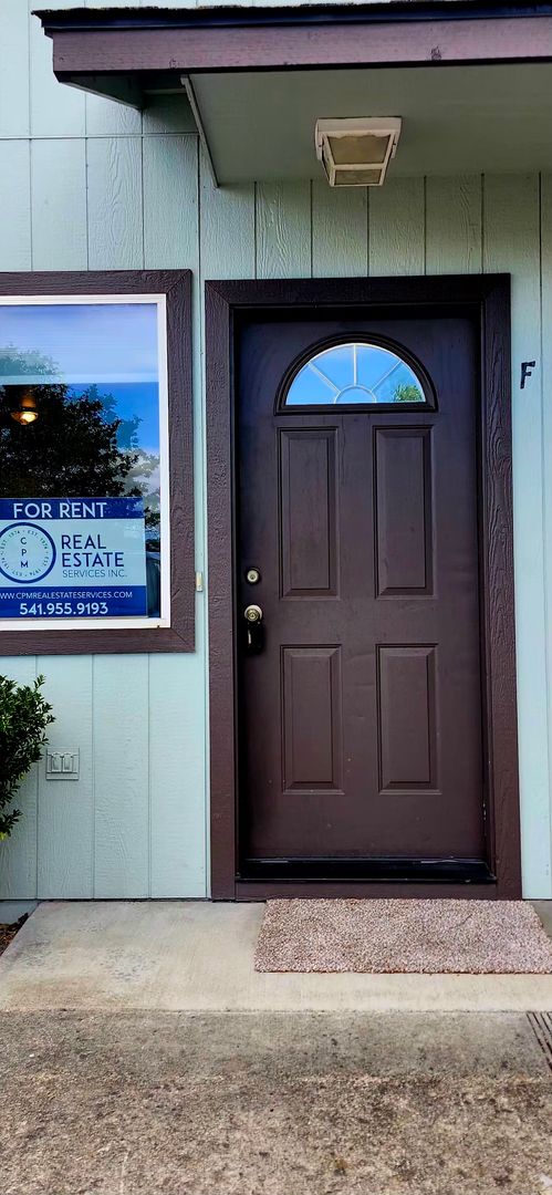 Grants Pass Apartment: 2084 NE Fairview #A-G