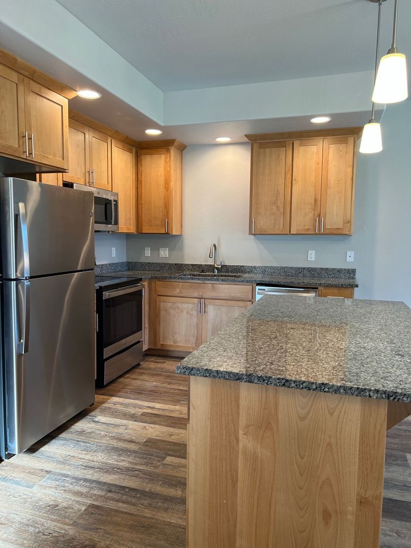 Medford Apartment: 1861 & 1863 Lillian St.