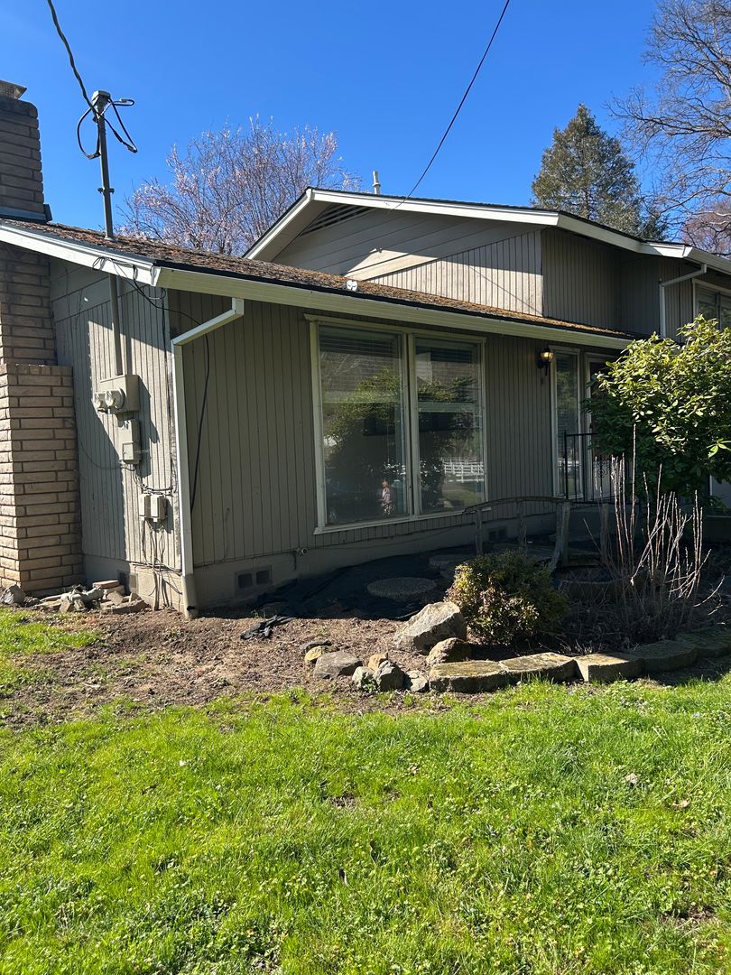 Medford Apartment: 2883 W. Griffin Creek Road