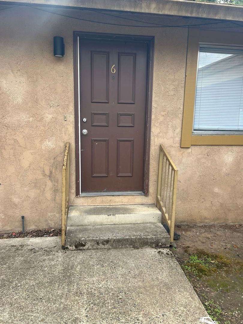 Rogue River Apartment: 145 Cedar St. #1-6