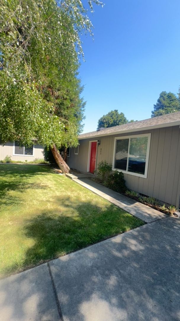Grants Pass Apartment: 627 & 629 Balsam Rd