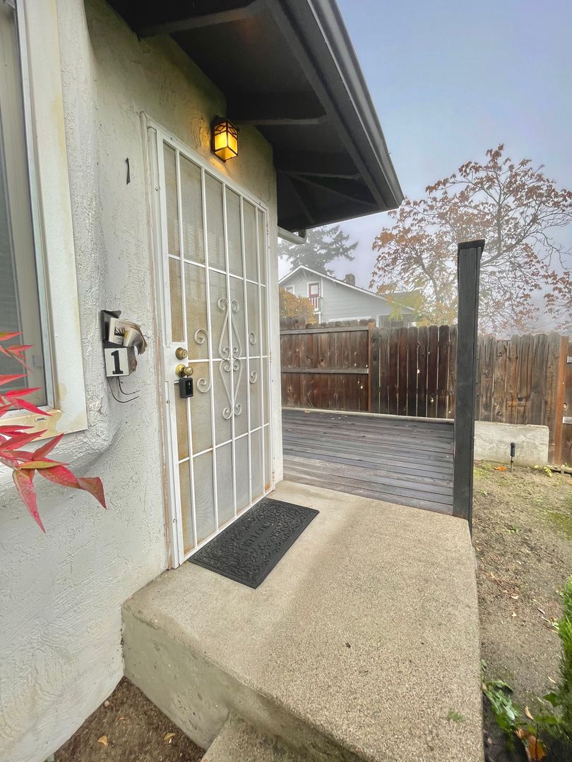Ashland Apartment: 475 N. Main St. #1-5