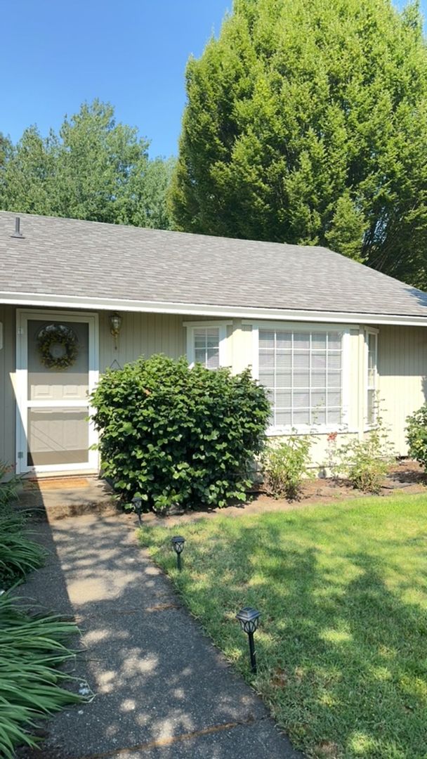 Central Point House: 1219 Heather Ln