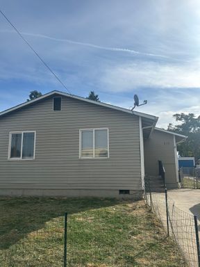 3 Bed 2 Bath Rental at 410 Boardman St., Medford, OR – photo 1