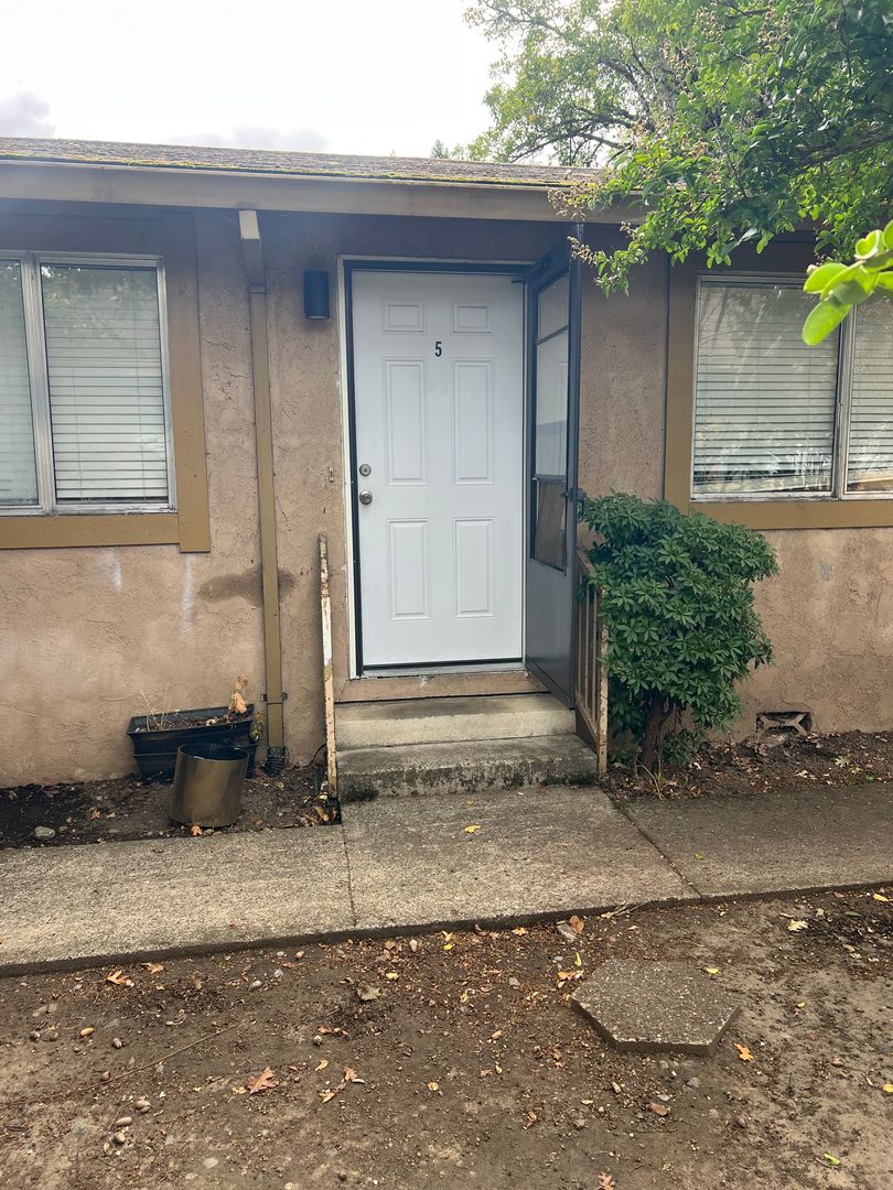 Rogue River Apartment: 145 Cedar St. #1-6