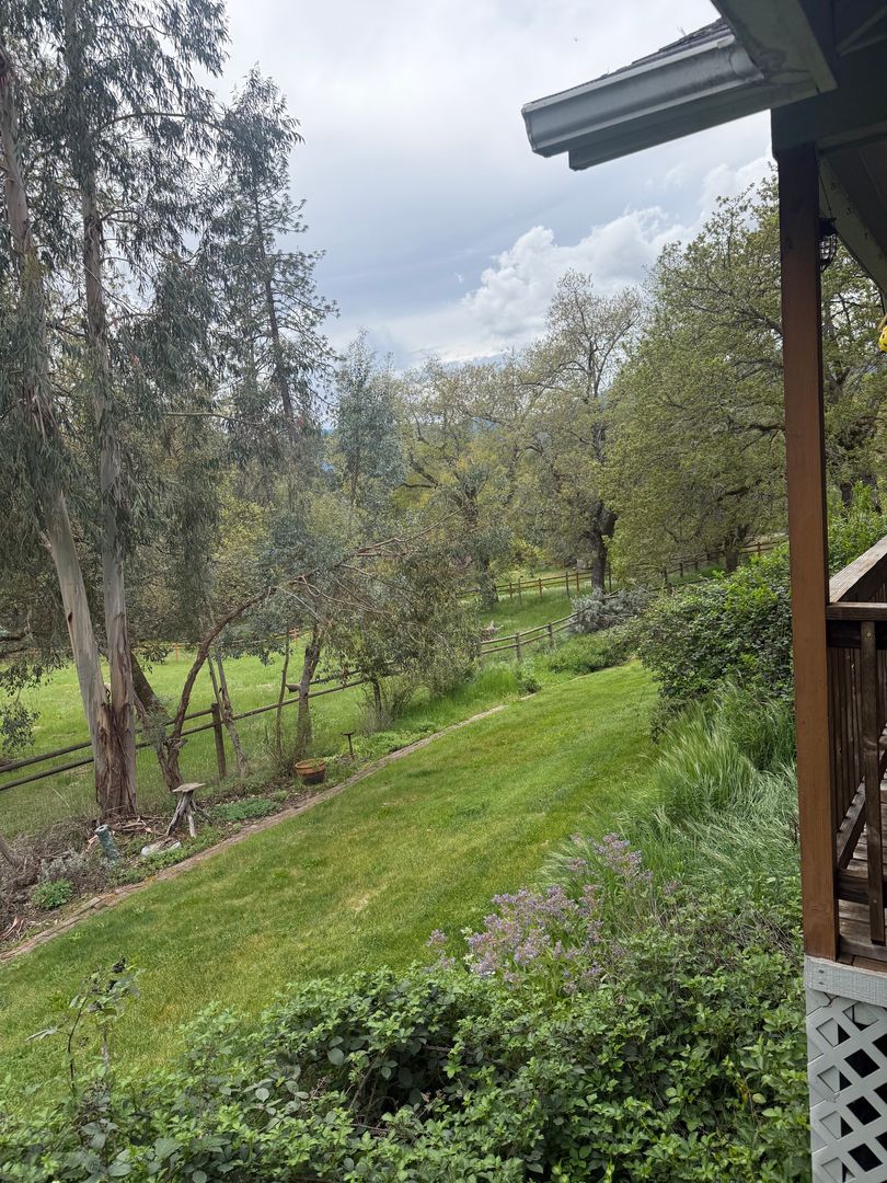 Rogue River House: 9340 East Evans Cr Rd